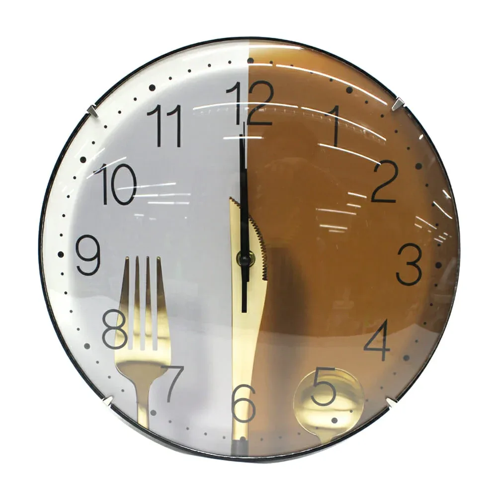 Reloj redondo de pared con manecillas y diseño bicolor con utensilios dorados / 236dc211