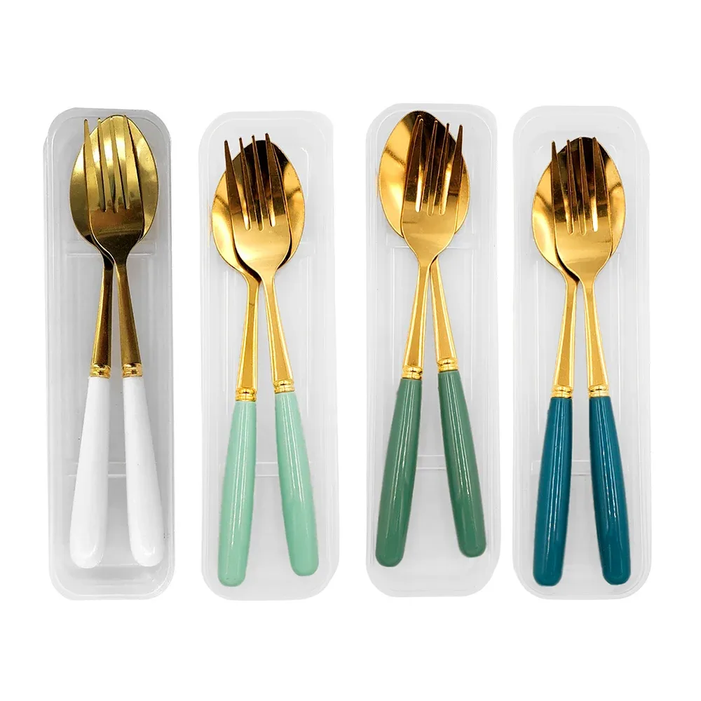 Estuche transparente con 2 cubiertos dorados, cuchara y tenedor con mango de plástico / tableware set / 23-dc-004