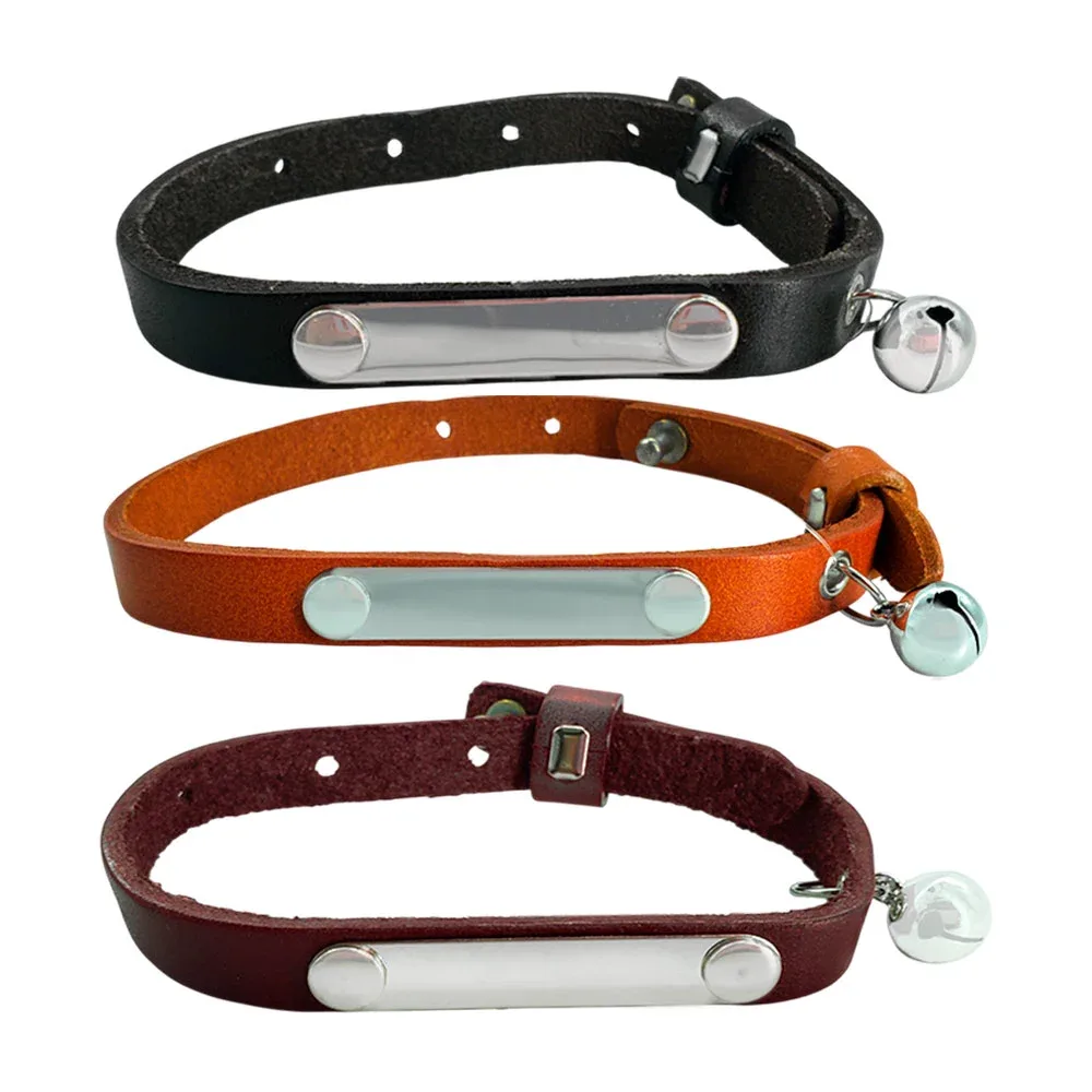Collar de piel sintética, mascotas talla grande, cascabel y placa metálica