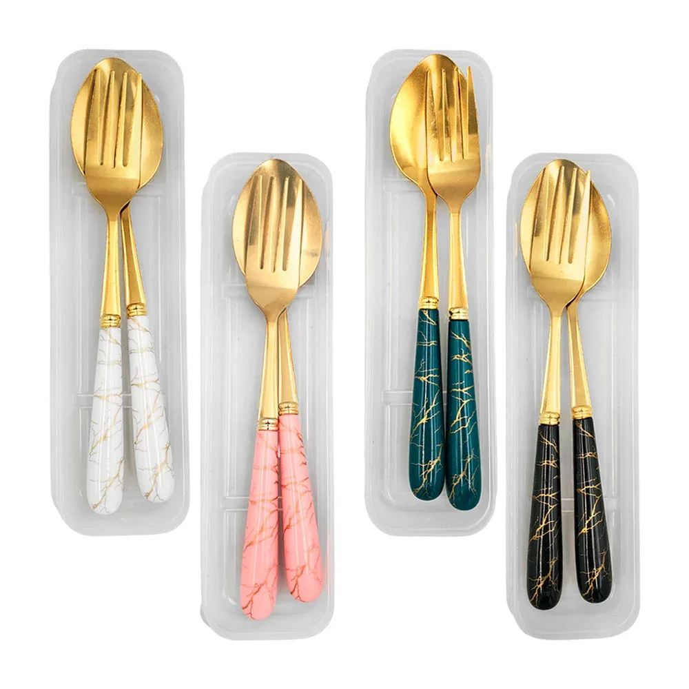 Estuche transparente con cuchara y tenedor dorados, y mango efecto mármol