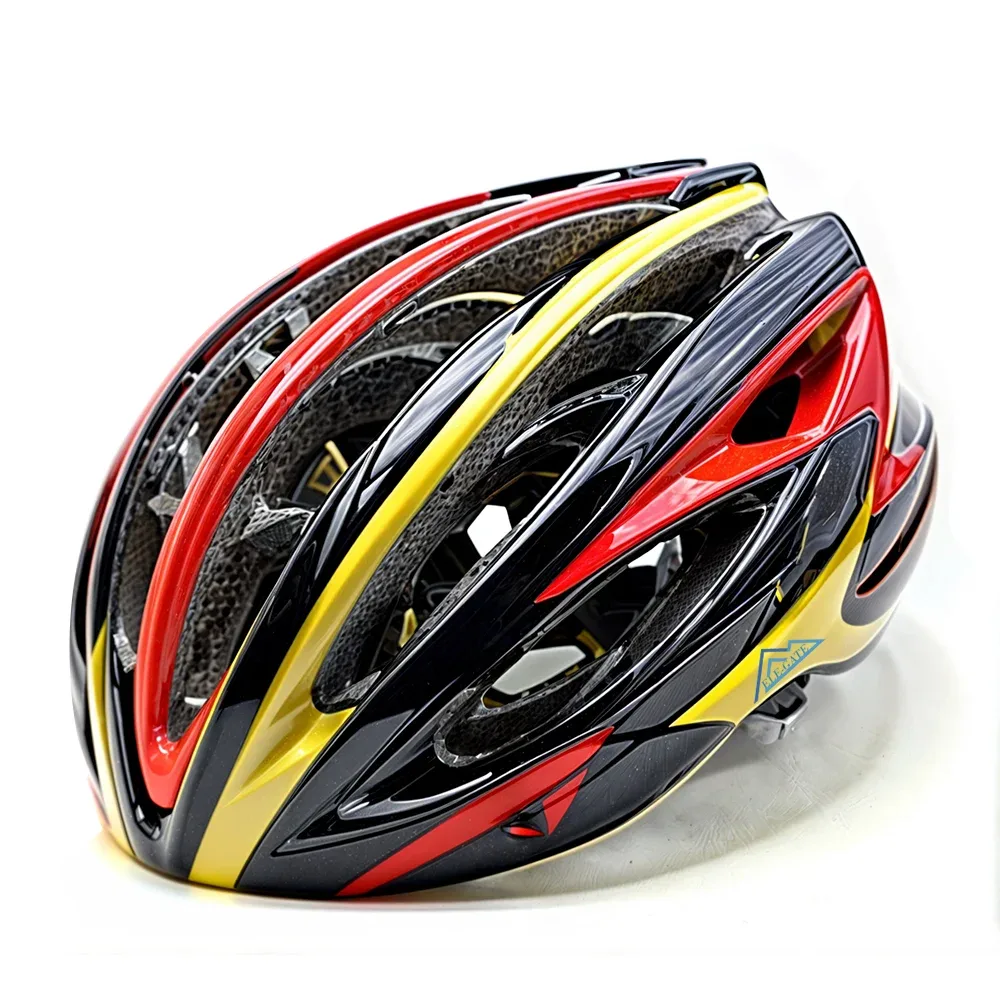 Casco de seguridad para ciclismo o scooter con diseño aerodinámico y con sistema de ajuste