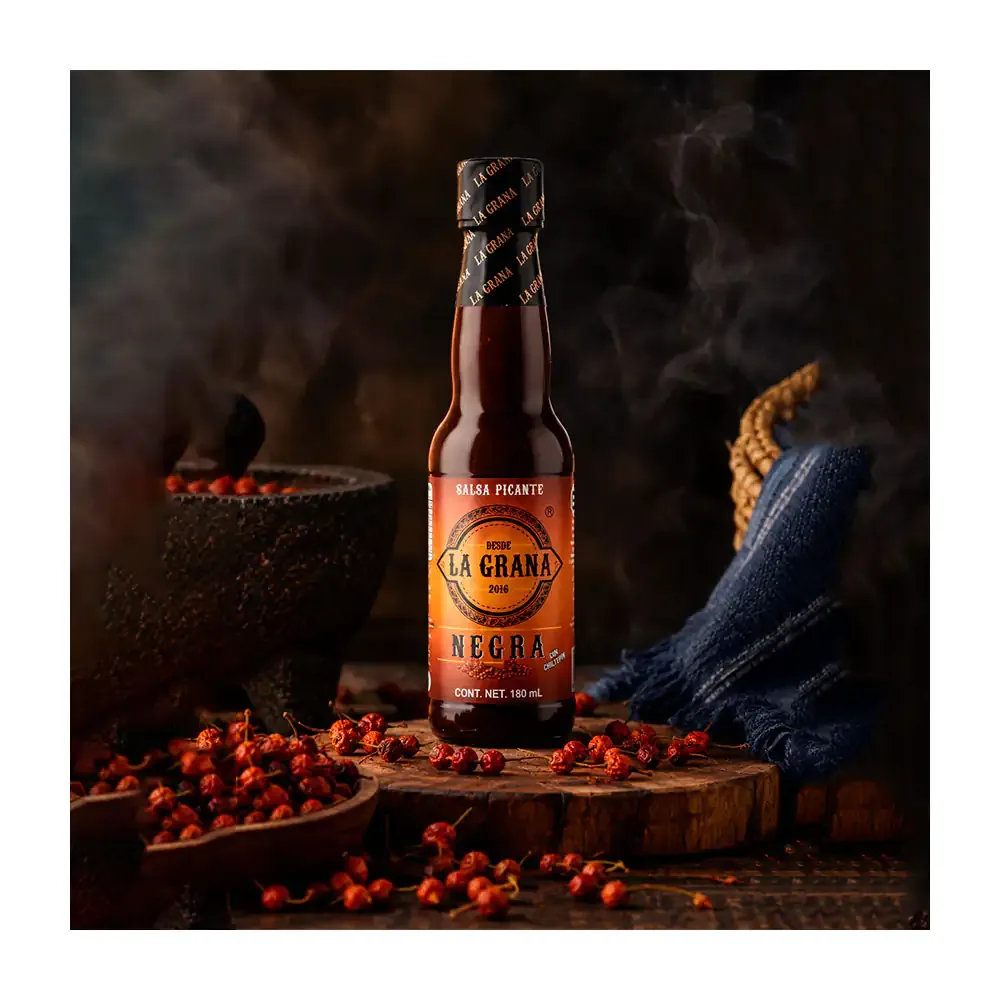 Botella de salsa picante negra la grana hecha con chiltepín, 180ml