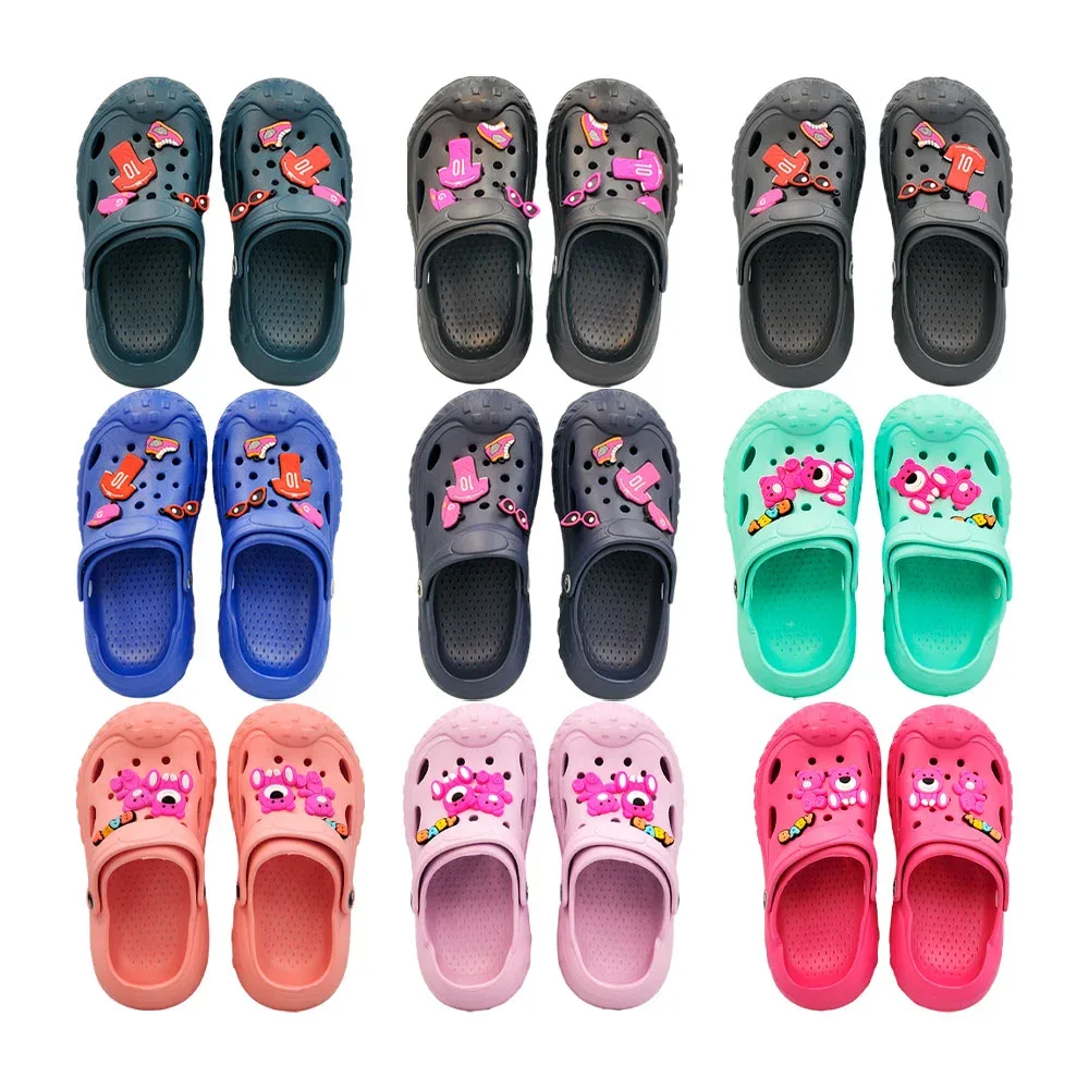 Par de sandalias tipo crocs con distintas figuras de silicón, osos o fútbol
