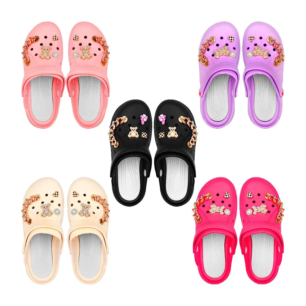 Par de chanclas tipo crocs con 4 figuras de metal, variedad de colores y tallas