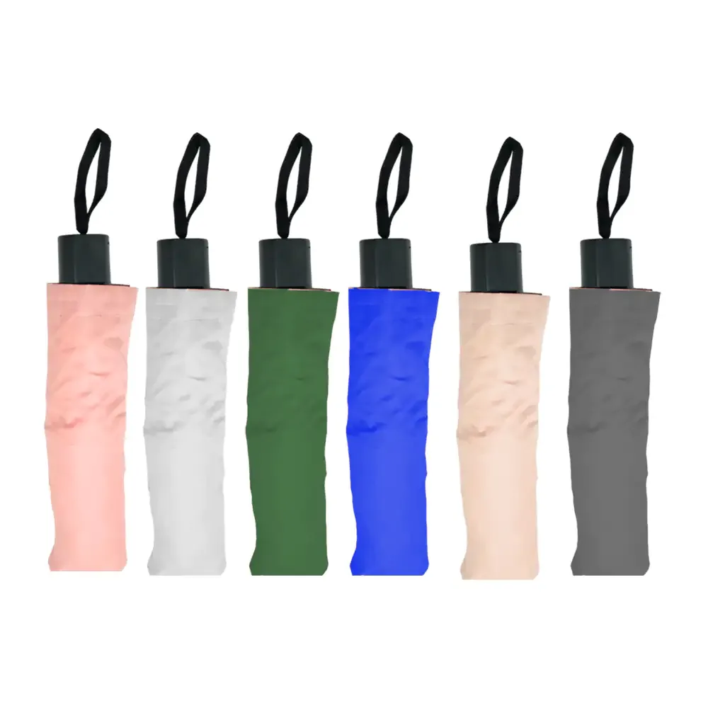 Paraguas de bolsillo con mango negro, funda color liso y estampado de personaje