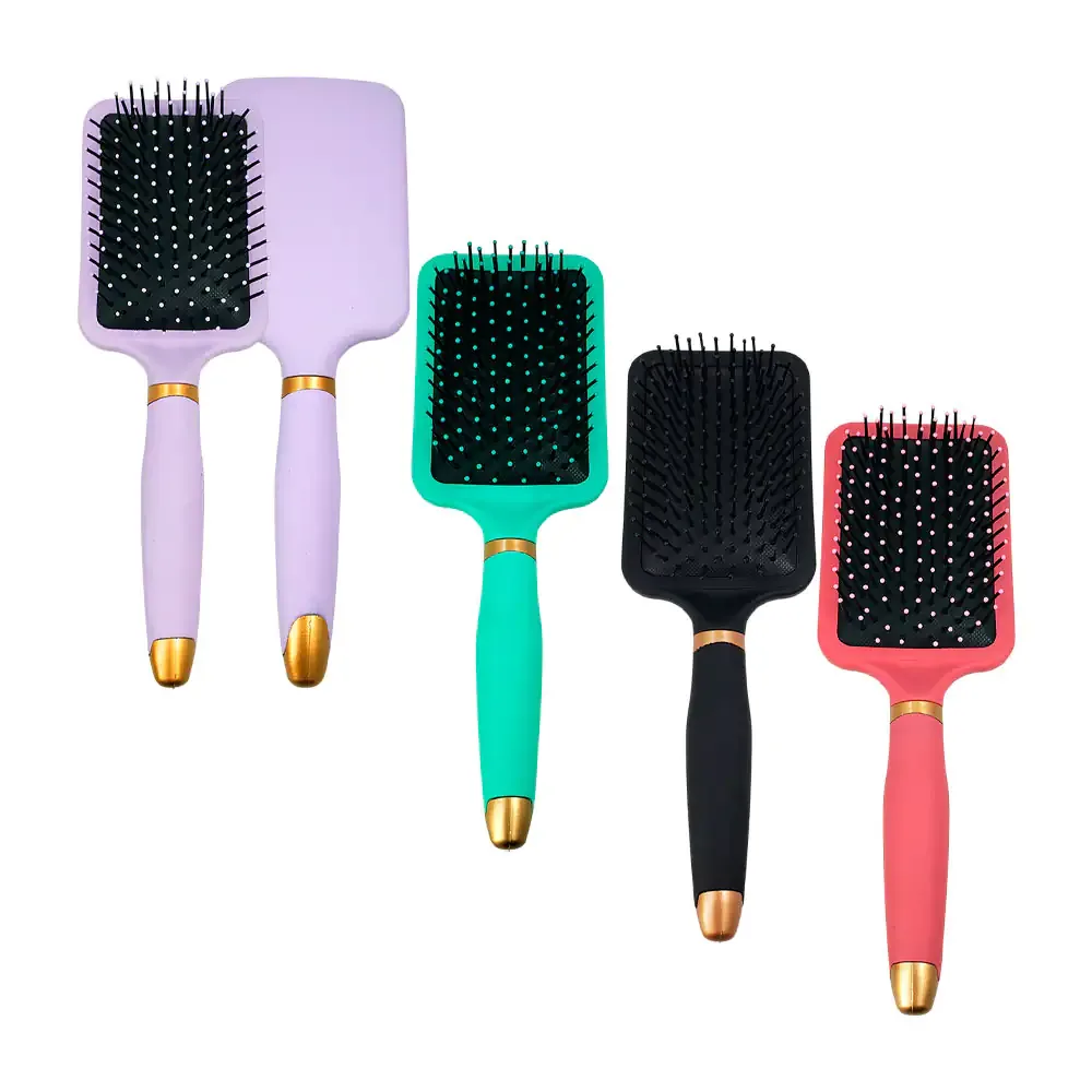 Cepillo rectangular con cerdas de plástico en colores matte y detalle en dorado