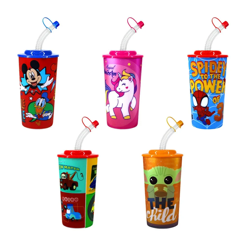 Vaso de plástico con popote. 