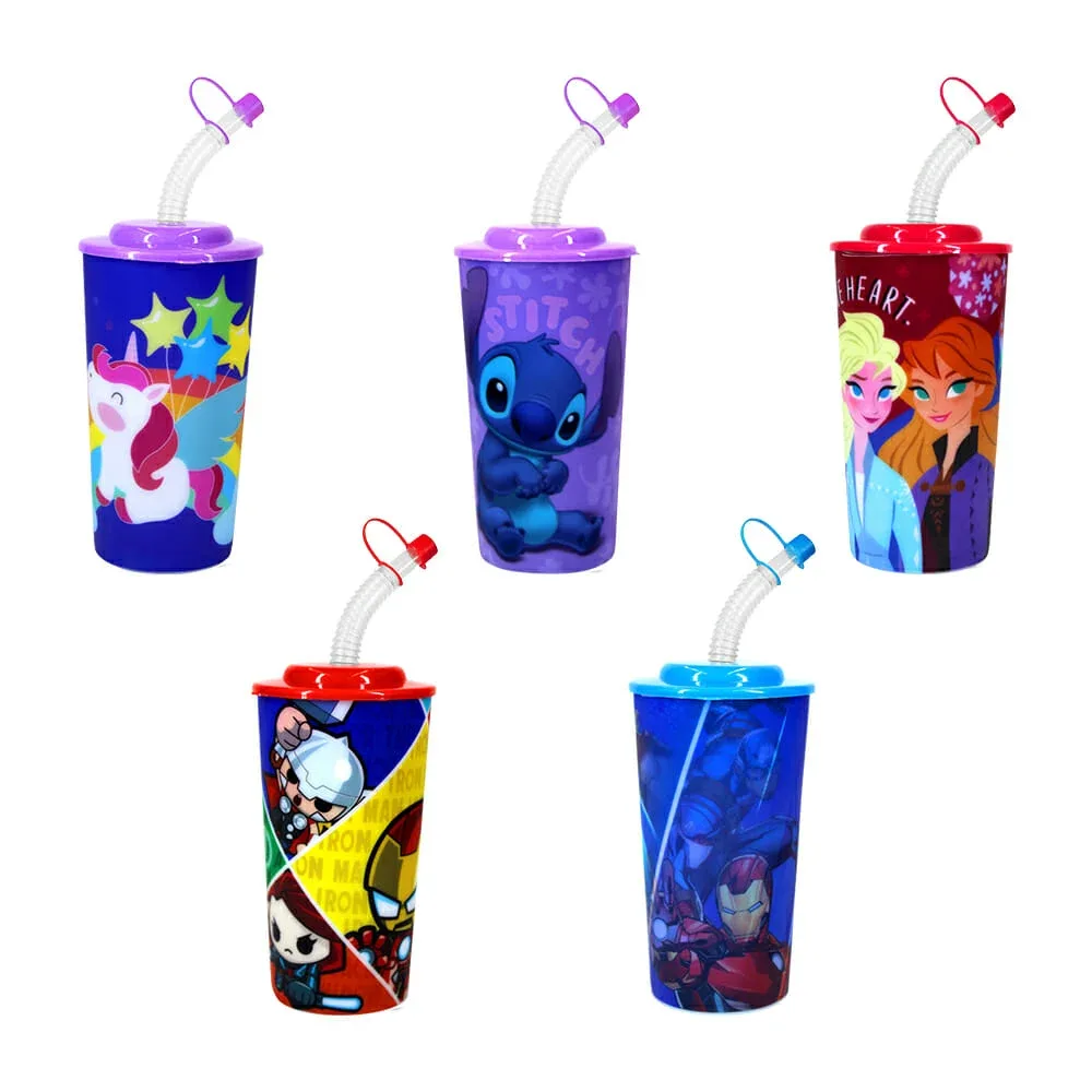 Vaso de plástico con popote. 