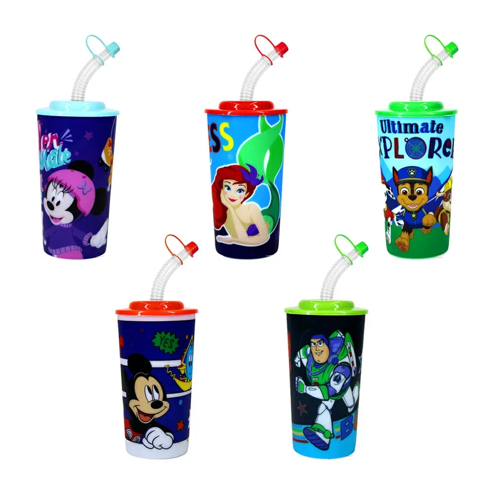 Vaso de plástico con popote