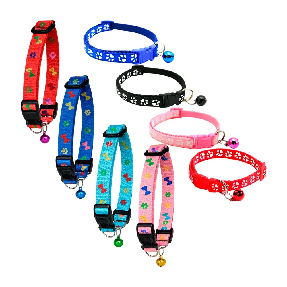 Collar de tela, con broche ajustable, para mascotas, con diseño huellas y huesos, con cascabel, variedad de colores