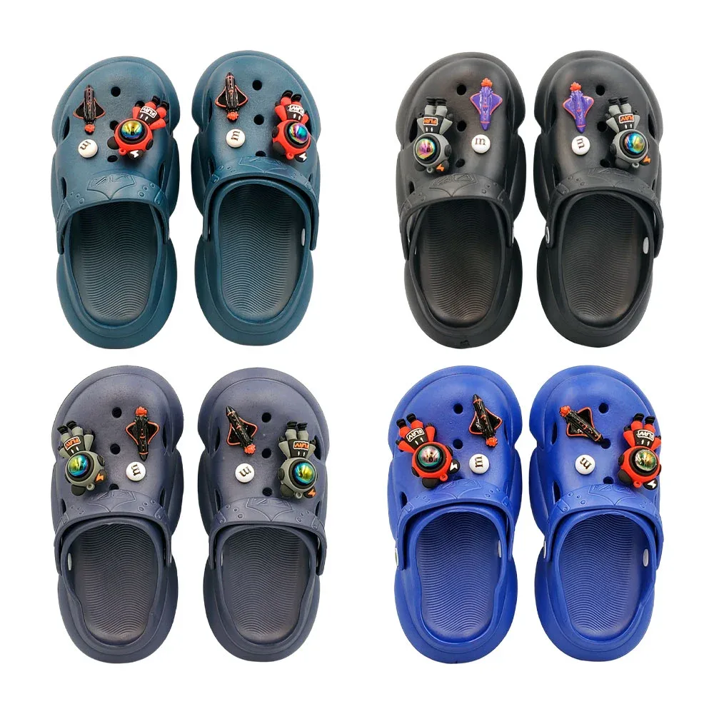 Par de sandalias tipo crocs con figura en 3d de astronauta, cohete y letra m